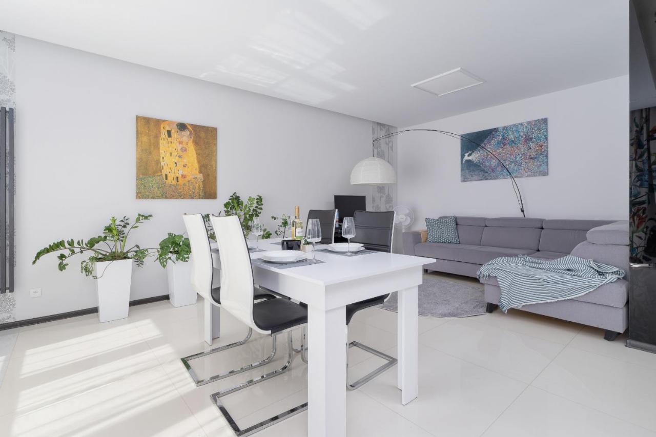 Wonderful Apartment Garden Residence By Noclegi Renters Краків Екстер'єр фото